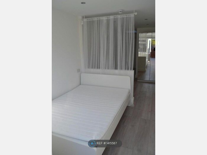 Studio To Rent In Mayfair Avenue, Ilford, IG1