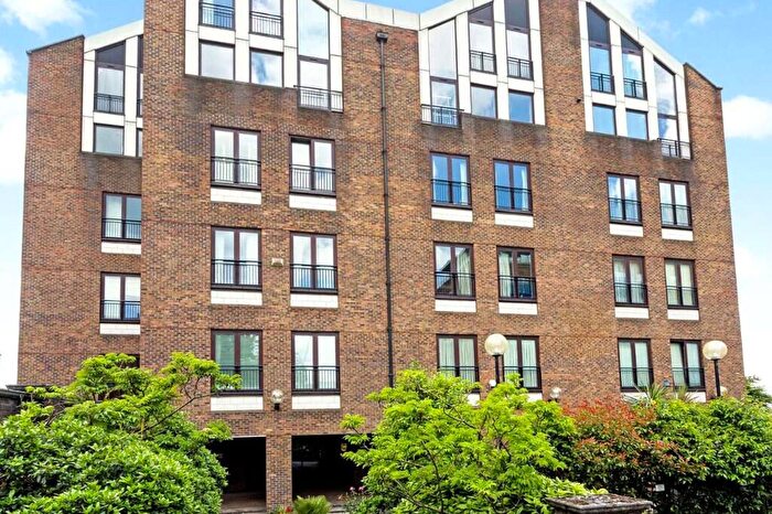 3 Bedroom Apartment To Rent In Narrow Street, London, E14