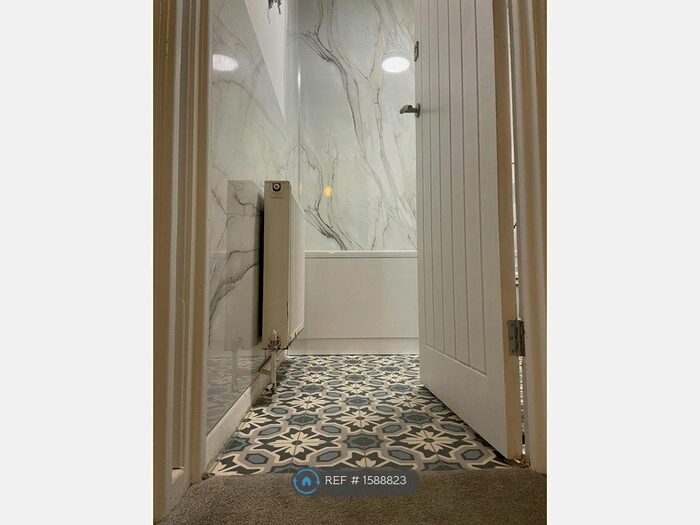 2 Bedroom Flat To Rent In Allenswood, London, SW19