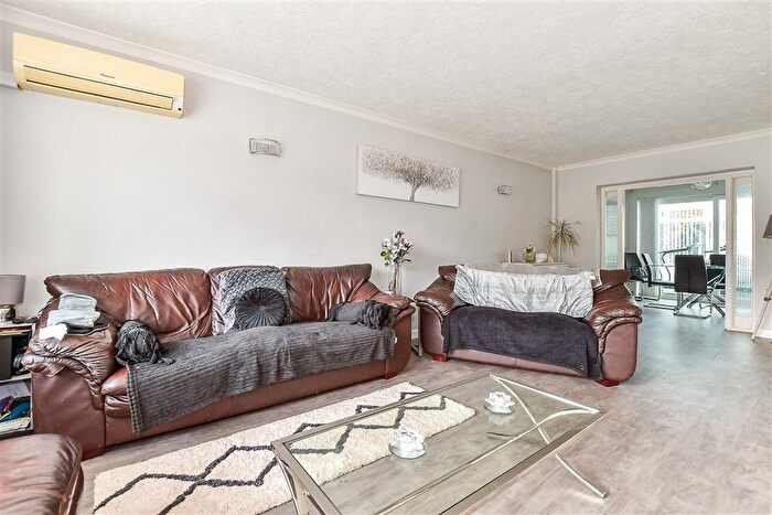 3 Bedroom Semi-detached House For Sale In Salisbury Road, Tonbridge, Kent, TN10