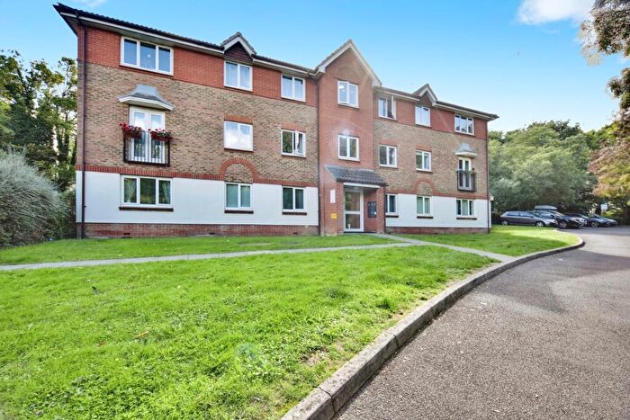 2 Bedroom Flat For Sale In Lindisfarne Gardens, Maidstone, Kent, ME16
