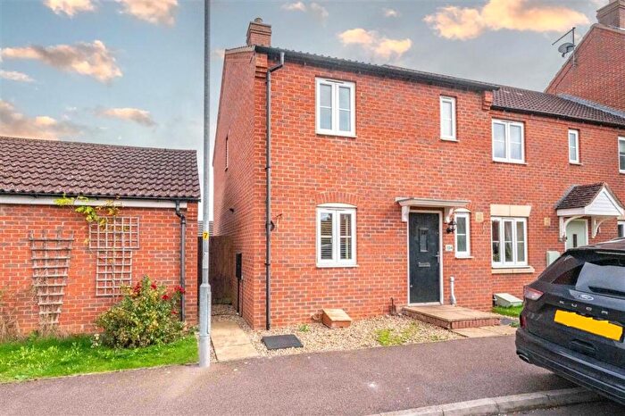 3 Bedroom Semi-Detached House For Sale In Ironwood Avenue, Desborough, Kettering, NN14