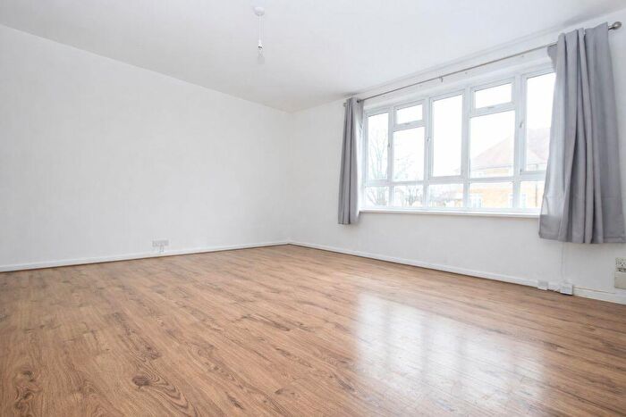 3 Bedroom Flat To Rent In Bedroom Flat - Enfield, EN2
