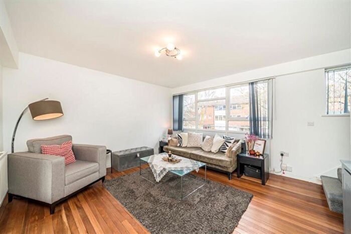2 Bedroom Maisonette For Sale In Courtlands Avenue, Lee, SE12