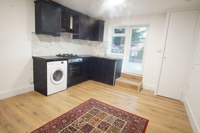 2 Bedroom Flat To Rent In Cricklewood Broadway, London, NW2