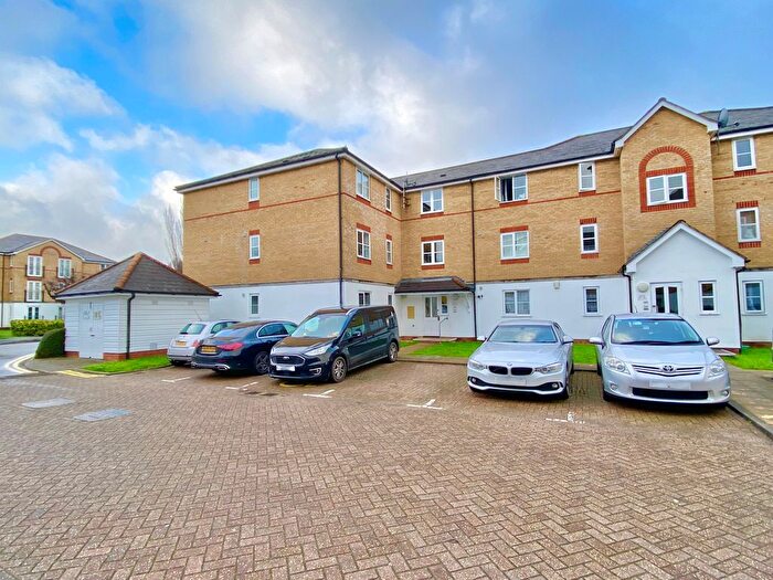 2 Bedroom Flat For Sale In Clarence Close, New Barnet, EN4
