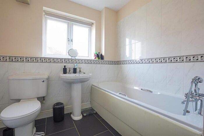 2 Bedroom Flat For Sale In Darlow Drive, Stratford-Upon-Avon, CV37