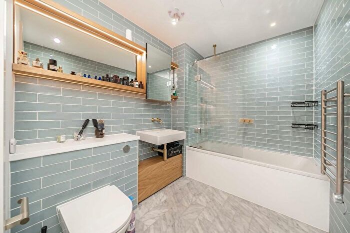 2 Bedroom Flat To Rent In Bradshaw Yard, Brentford, TW8