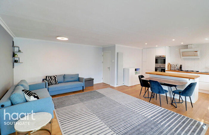 2 Bedroom Apartment For Sale In Lucerne Close, London, N13