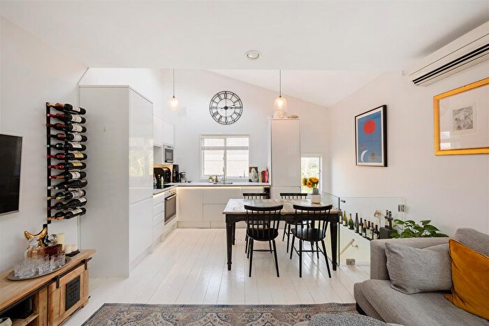 2 Bedroom Flat For Sale In Fulham Palace Road, London, SW6