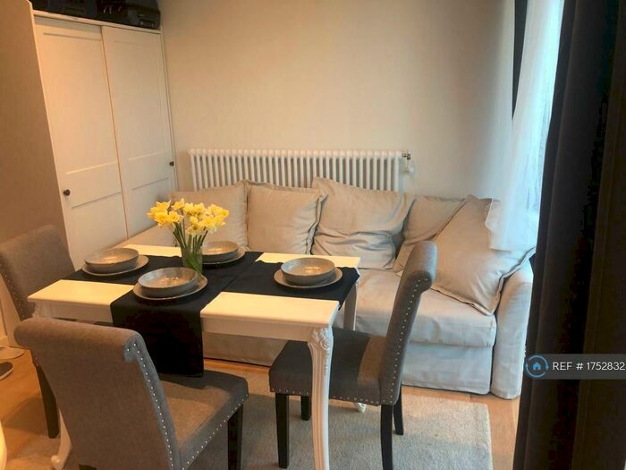 1 Bedroom Flat To Rent In Rendel House, London, E14