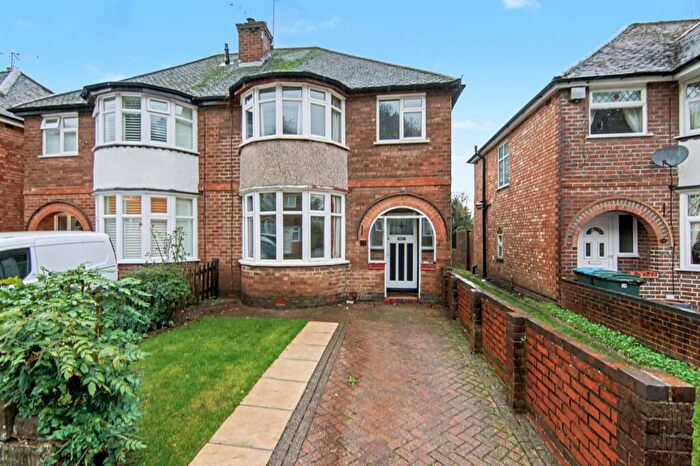 3 Bedroom Semi-Detached House For Sale In Hathaway Road, Coventry, CV4