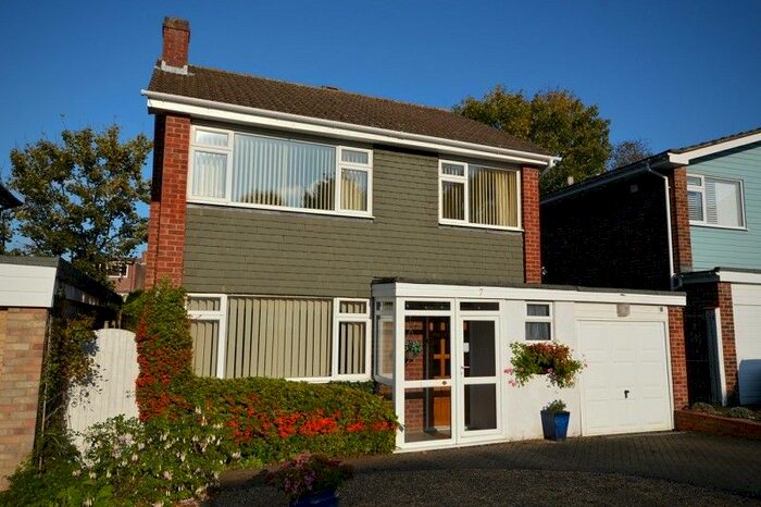 3 Bedroom Detached House To Rent In Cedar Close, Epsom, Surrey. KT17