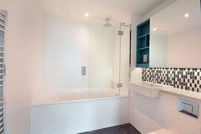 1 Bedroom Flat To Rent In Southwark Bridge Road, Elephant And Castle, London, SE1