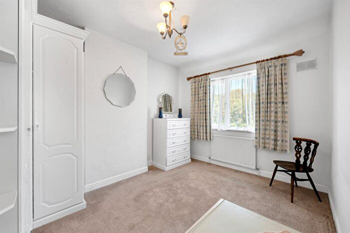3 Bedroom End Of Terrace House For Sale In Castlewood Drive, London, SE9