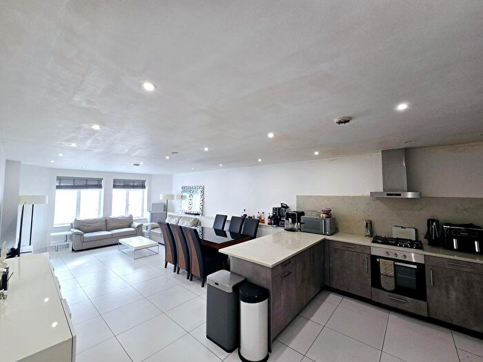 4 Bedroom Flat To Rent In Farnan Road, Streatham, SW16