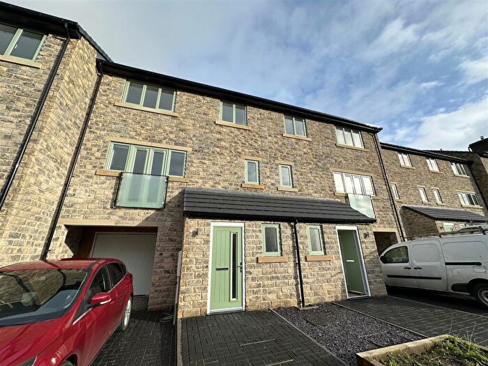 3 Bedroom Town House To Rent In Lane Ends Green, Hipperholme, HX3