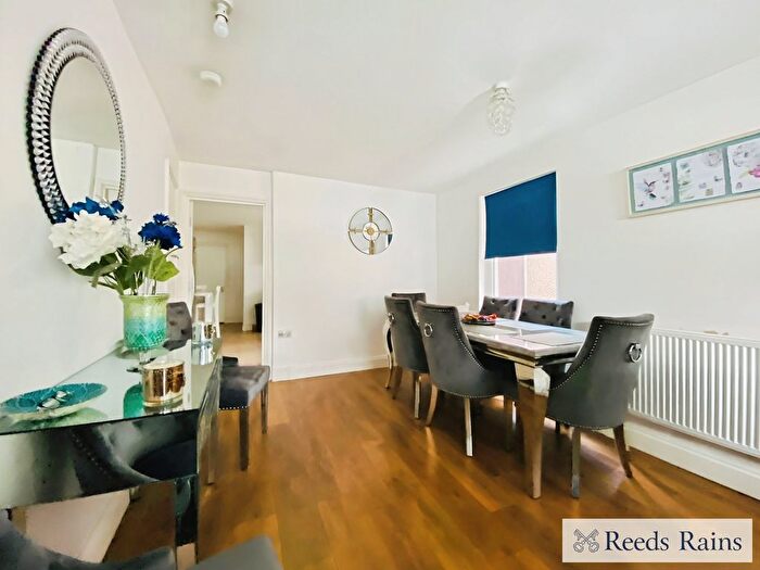 6 Bedroom Semi-Detached House To Rent In Whalebone Lane South, Dagenham, RM8