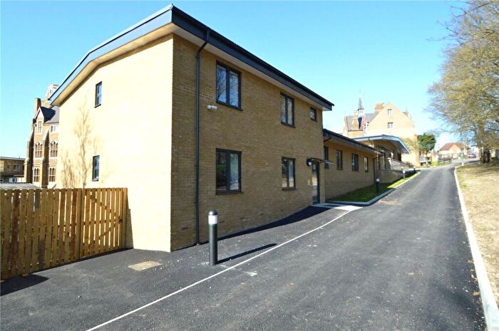 Apartment To Rent In Our Ladys Close, London, SE19