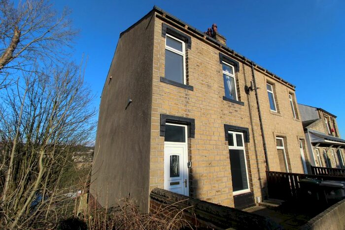 3 Bedroom Semi-Detached House To Rent In Manchester Road, Huddersfield, HD4