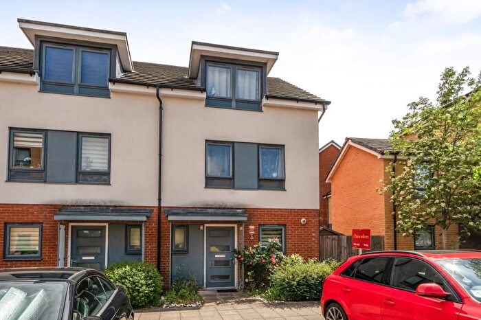 3 Bedroom Town House For Sale In Padworth Avenue, Kennet Island, Reading, RG2