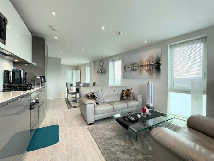 3 Bedroom Flat To Rent In Embankment House -, P18