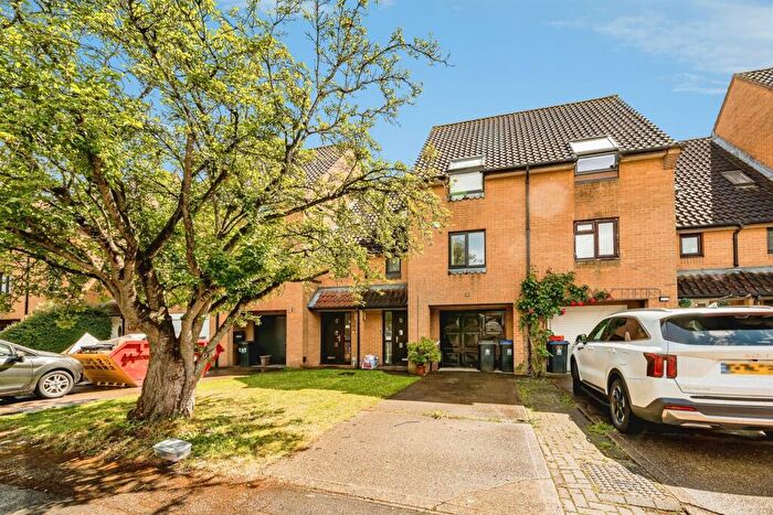 3 Bedroom Town House For Sale In Coulson Way, Burnham, Slough, SL1