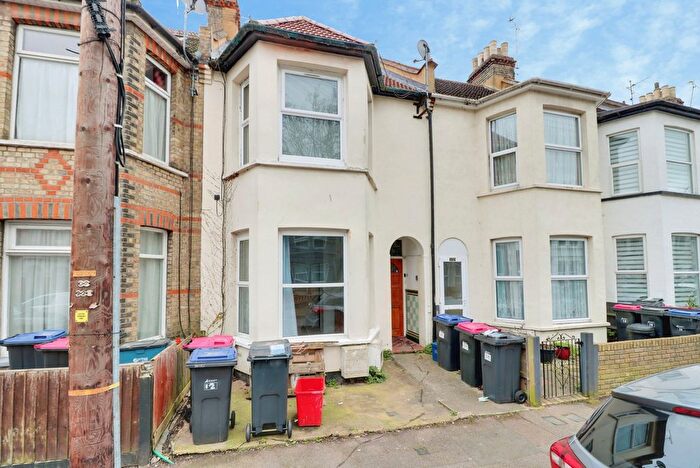2 Bedroom Flat To Rent In Rayleigh Avenue, Westcliff-On-Sea, SS0