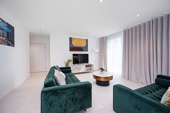 3 Bedroom Flat To Rent In Cendal Crescent, Whitechapel, London, E1