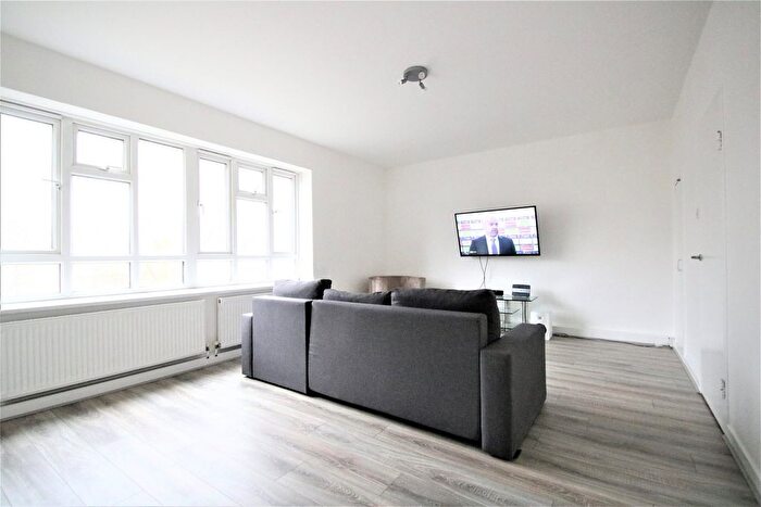 3 Bedroom Flat To Rent In Chelsham Road, London, SW4