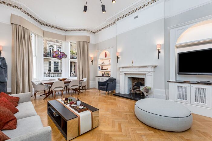 2 Bedroom Flat For Sale In De Vere Gardens, London, W8