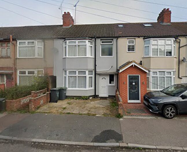 3 Bedroom Terraced House To Rent In Carisbrooke Road Luton, LU4