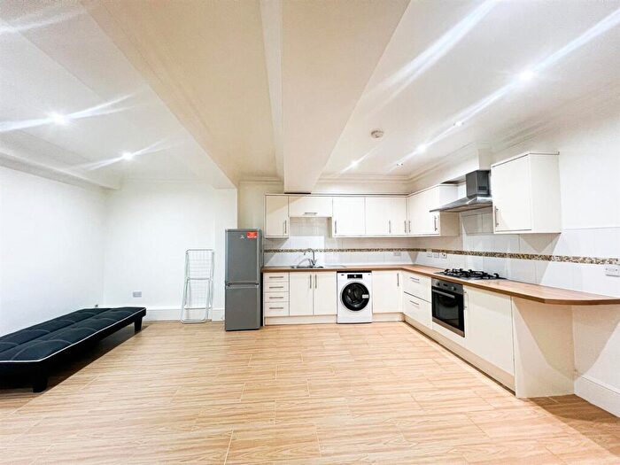 3 Bedroom Flat To Rent In Upton Lane, Upton Heights, E7
