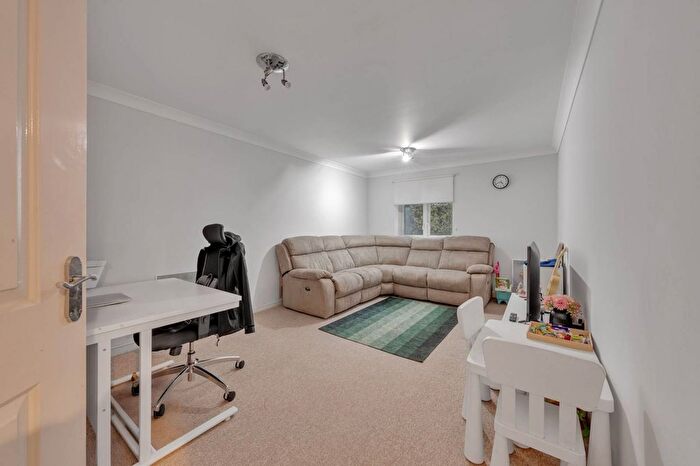 2 Bedroom Flat For Sale In Priory Fields, Watford, WD17