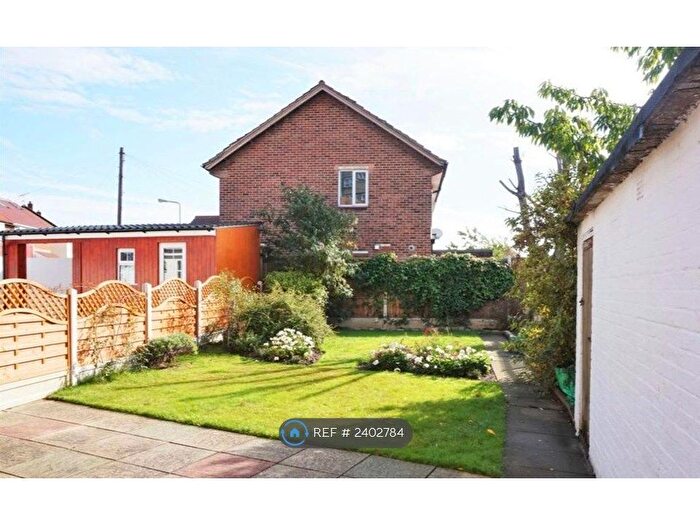 3 Bedroom Semi-Detached House To Rent In Oaks Lane, Ilford, IG2