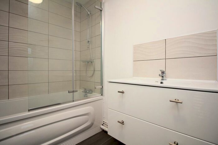 2 Bedroom Bungalow To Rent In Church Road, Seven Sisters, SA10
