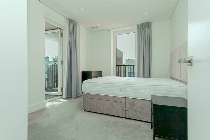 2 Bedroom Apartment To Rent In Gartons Way, London, SW11