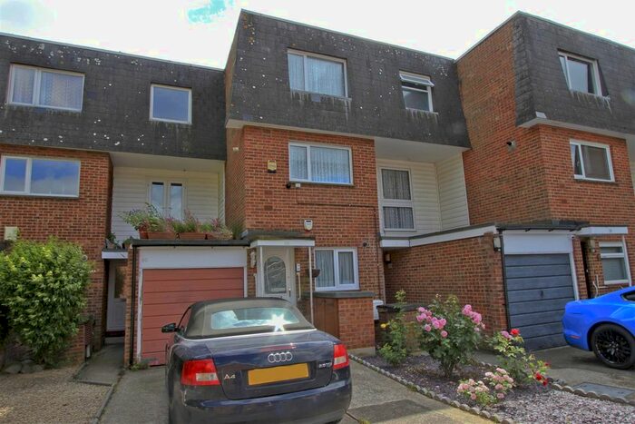 1 Bedroom Maisonette To Rent In Chestwood Grove, Hillingdon, Middlesex, UB10