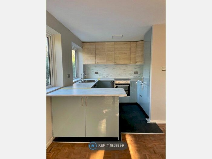 2 Bedroom Flat To Rent In Hill View Road, Twickenham, TW1