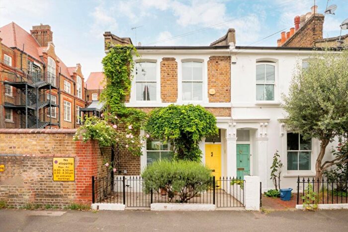 3 Bedroom End Of Terrace House For Sale In Appleby Road, Hackney, E8