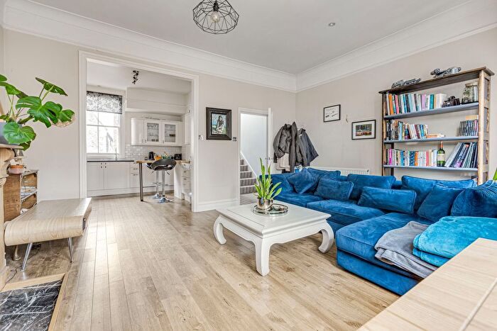 2 Bedroom Flat To Rent In Elspeth Road, Clapham Common, SW11
