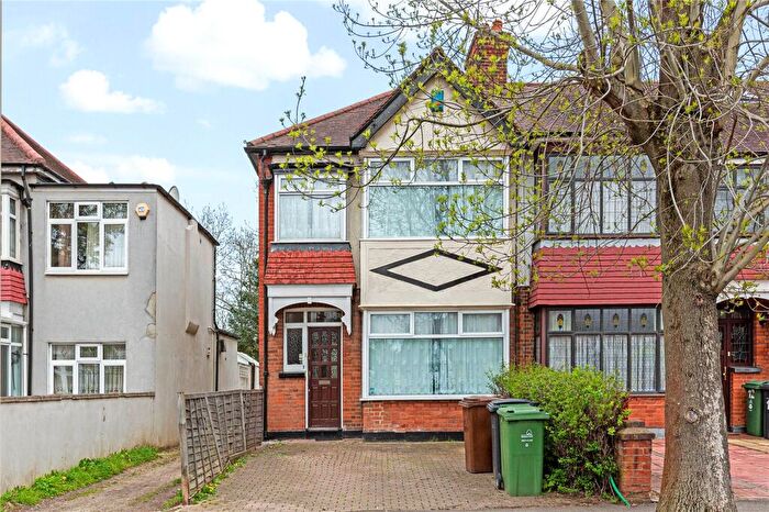 3 Bedroom Semi-Detached House To Rent In Woodside Gardens, London, E4