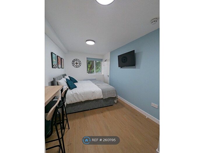 Studio To Rent In Askew Road, London, W12