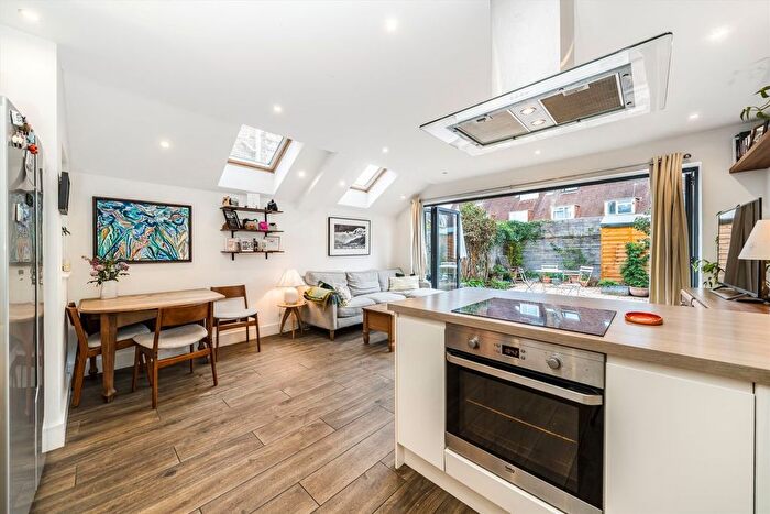 2 Bedroom Flat For Sale In Ambergate Street, Walworth, SE17