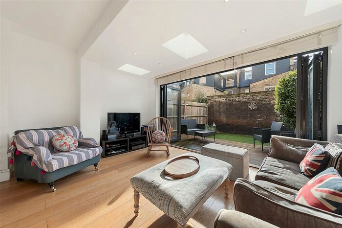 2 Bedroom Flat To Rent In Altenburg Gardens, Clapham Junction, SW11