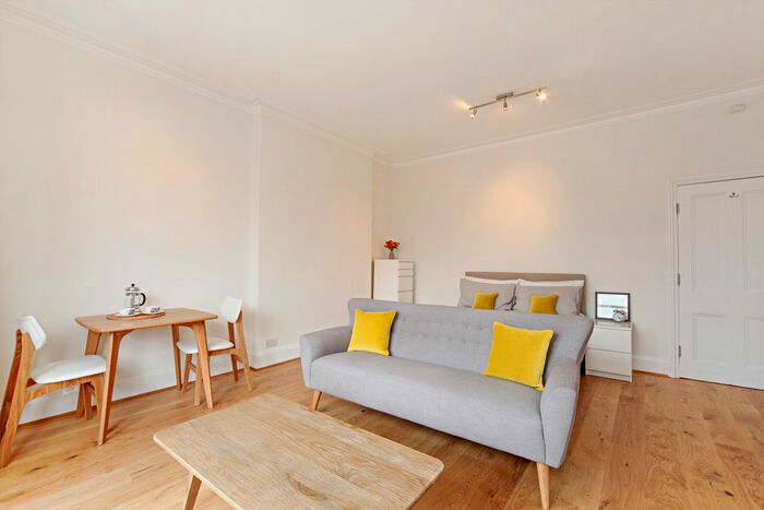 Studio To Rent In Earlsfield Road, London, SW18