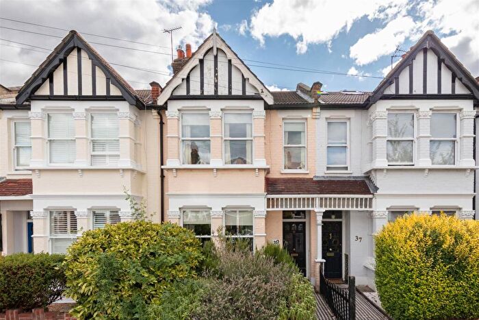 3 Bedroom House For Sale In Wynndale Road, South Woodford, E18