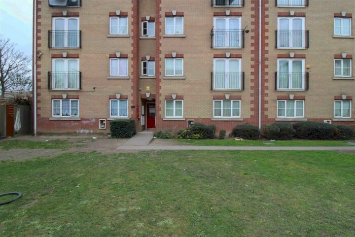 2 Bedroom Flat To Rent In Queensland Court, Dock Road, Tilbury, Essex, RM18