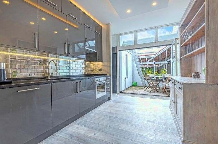 3 Bedroom Flat To Rent In Salem Road, London, W2