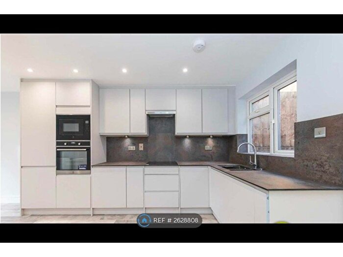 3 Bedroom Detached House To Rent In West Square, London, SE11